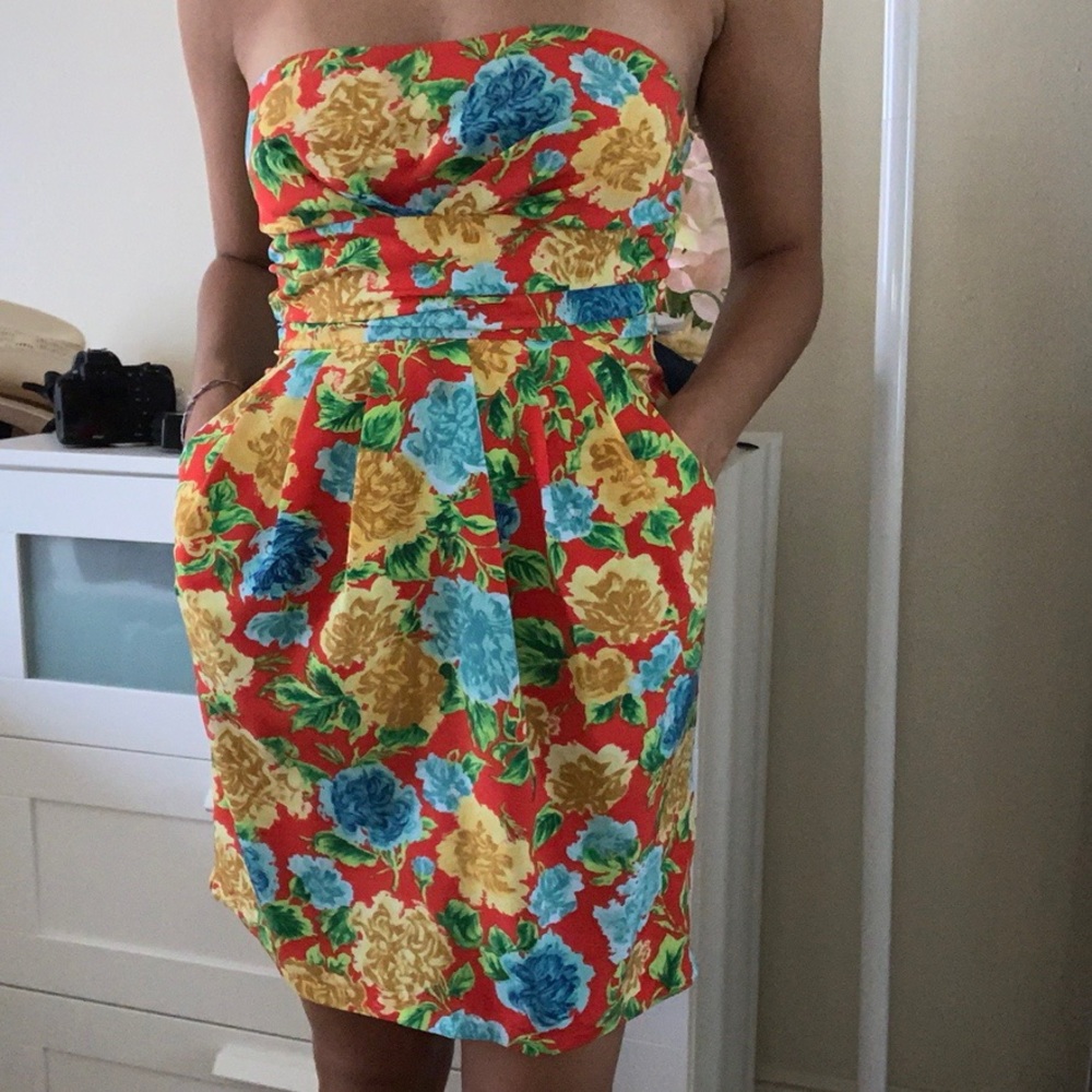 FOREVER21 STRAPLESS FLORAL DRESS.
